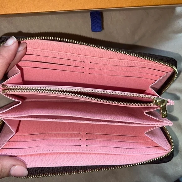 Limited Edition rare Zippy Monogram Vivienne 2020 Holiday Collection Long Wallet - Picture 4 of 14